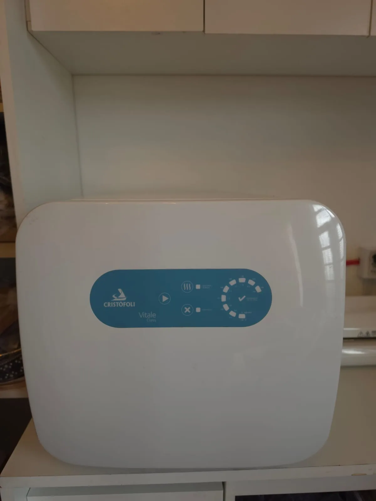 Autoclave usada para esterilizar os kits de instrumental no estúdio Manicura Express Nails