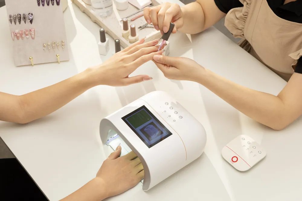 Atendimento de unhas com a cabine O NAIL