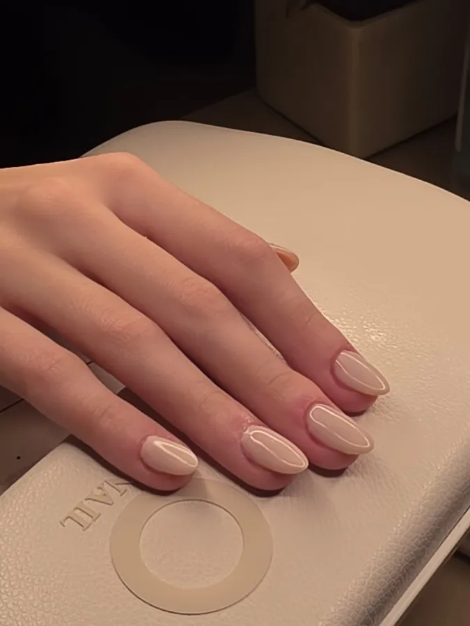 Unhas com esmaltação em gel nude feita com a cabine O NAIL