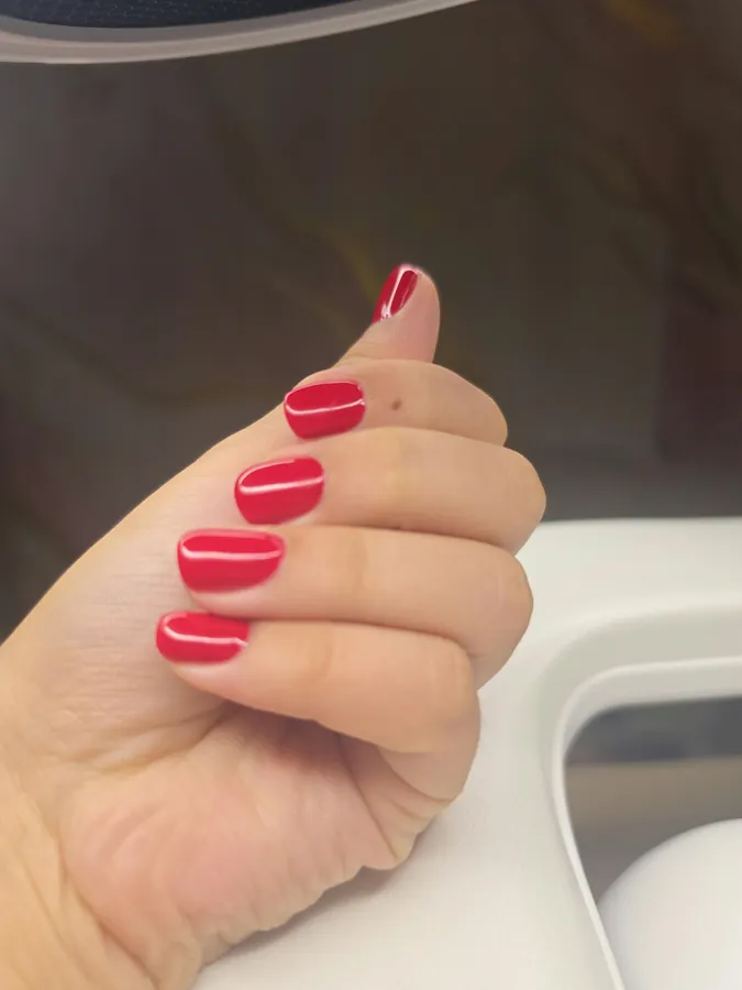 Unhas com esmaltação em gel vermelha feita com a cabine O NAIL