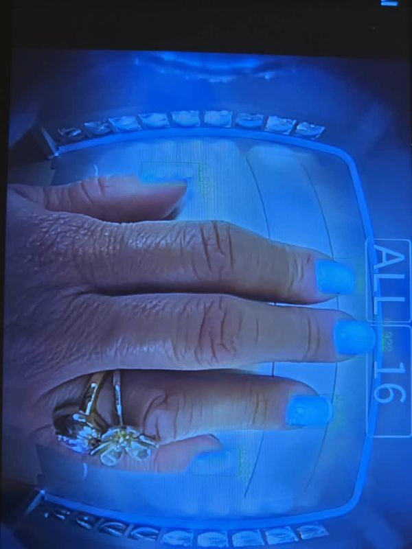 A IA da cabine acende a luz só sobre as unhas, poupando a pele